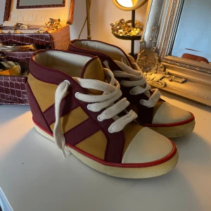 Isabel Marant Skor  - Ass snygga Isabel Marant kilklack skor i mycket bra skick! 