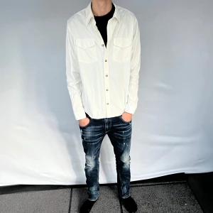 Tiger of Sweden jacka - Säljer nu denna vita overshirten från Tiger of Sweden i Storlek M, super bra skick. Hör av er vid funderingar 🙌