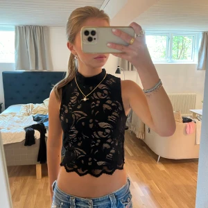 Svart festtopp - Säljer denna supersnygga svarta festtopp! Det är beiget tyg under så den är inte see through. Strl 36 men passar mig som är 34.
