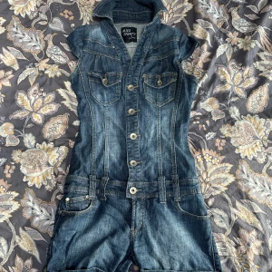 Jeansdress storlek S - Säljer min jättecoola jeansdress i storlek s. Inte använd särskilt mycket då den är lite för kort i kroppen på mig. 