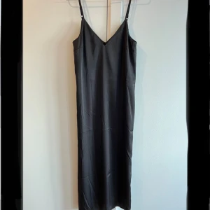 Satinklänning - Satinklänning från Monki Oanvänd med prislapp 