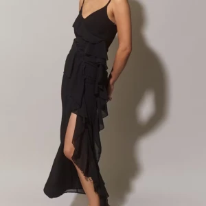 Gina tricot svart klänning med volanger stl 38 Helt ny! Oanvänd  - Jättefin och bekväm klänning  Storlek: 38 Med volanger och slits  Färg: Svart 