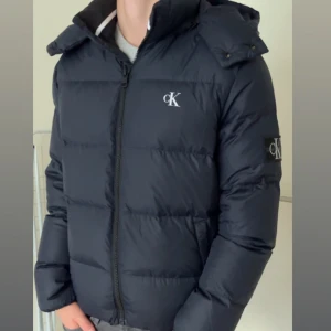 Calvin Klein jacka - Hej, säljer min sprillans nya Calvin Klein jacka. Köpt förra vintern och har inte använt en enda gång sedan dess! Nypris på denna jacka är 2,799kr! Storleken är S men kan passa M om man är lite smalare! Bara att skriva ifall ni har några frågor!😁