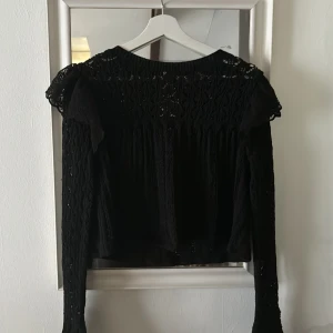 Svart zara tröja  - Fin topp från zara i storlek S, köpt förra sommaren men fortfarande i bra skick!🥰 tröjan har söta detaljer på både axlarna och på slutet av armarna.