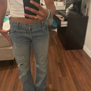 Vintage jeans - Jätte fina vintage jeans som jag ärvt från min mamma😍. Dom passar xs/s och är lowwaist. Är inte säker om jag vill sälja eftersom dom inte säljs längre, men lägg pris förslag!💕🙏 byxorna har inga skador.