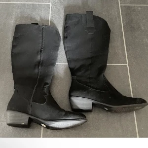 Boots - Säljer dessa boots som jag tidigare köpt hör på plick (lånade bilder) säljer dem då jag ej använder dom längre. Skriv glr egna bilder☺️🩷✨