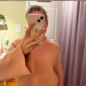 Tröja - Mysig tröja till hösten! 🍁💕 Står tyvärr inte storlek men den passar mig och jag har S/M men kan inte garantera något  