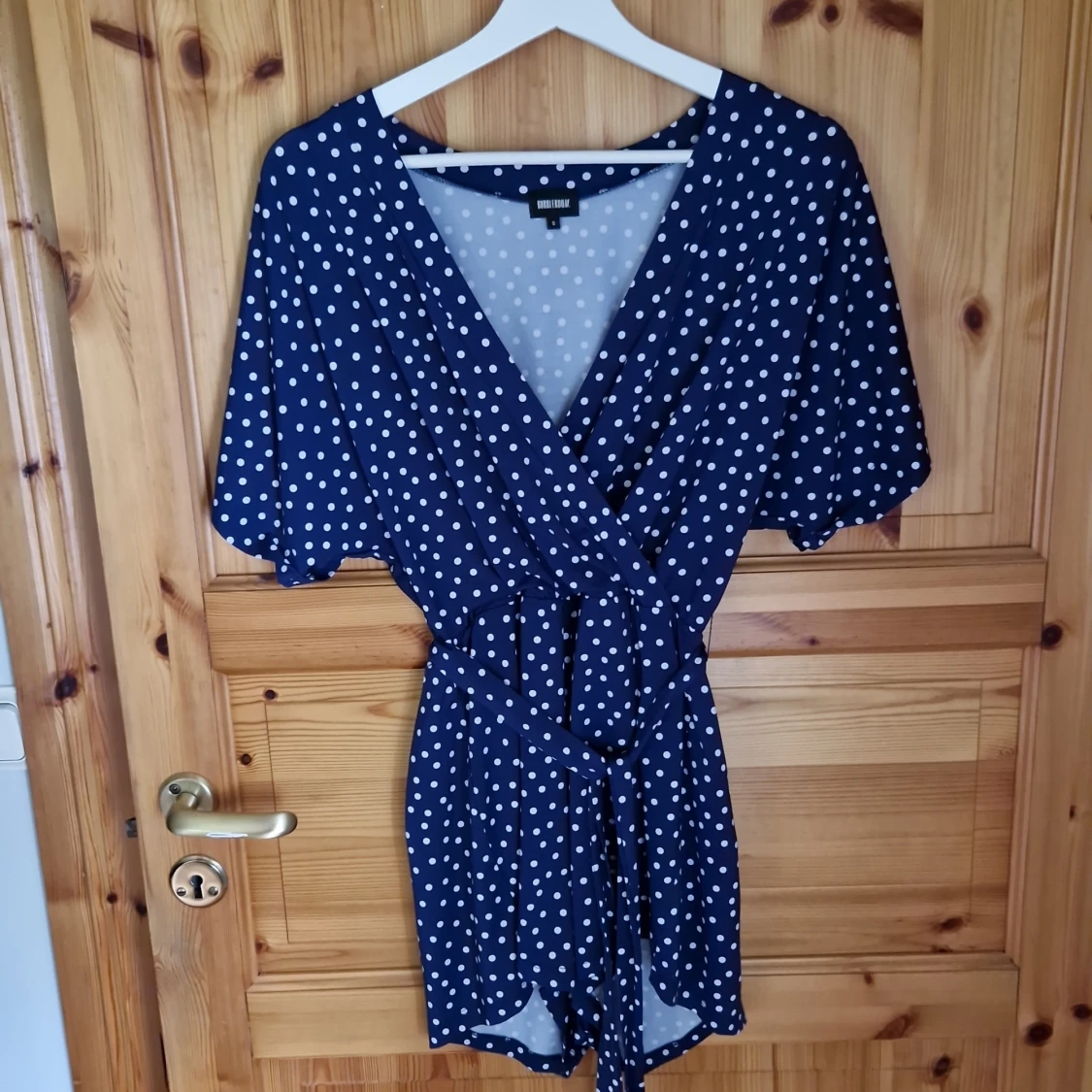 Blå prickig omlottklänning