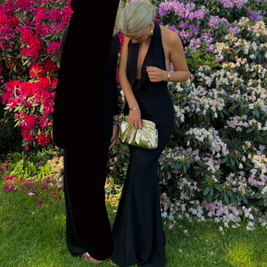 Svart långklänning med öppen rygg