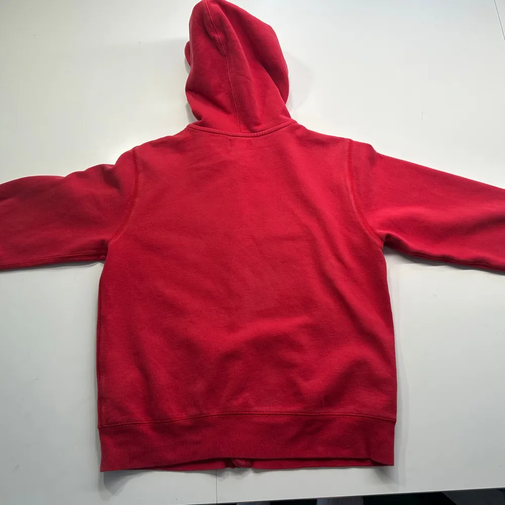 Säljer denna ralph lauren zip up då den inte passar längre. strl: 14-16. Hör gärna av dig vid minsta intresse.. Hoodies.