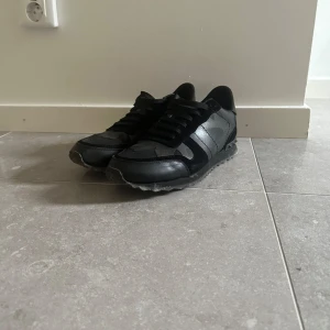Valentino rockrunners - Tja! Säljer nu dessa riktigt fräscha rockrunners i strl 44/45 för 1799kr❗️ny pris ca6000kr❗️❗️inget og tillkommer❗️skick8/10❗️
