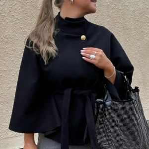 Blair Poncho Missäy - Säljer HELT oanvänd svart Blair Poncho från Missäy! Prislapp och kvitto kvar. Slutsåld hos Missäy  **lånade bilder, fråga i chatten så kan jag skicka egna bilder😊**