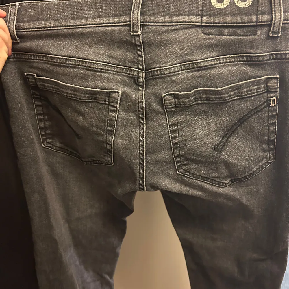 Fina grå/svarta jeans från dondup Modellen på bilden är 175 cm och väger ca 68 kg.. Jeans & Byxor.