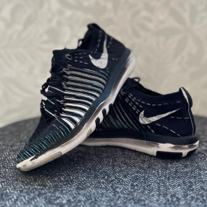 Nike free transform flyknit - Nyskick och knappt använda. Beskrivning: Nike Free Transform Flyknit är lämplig för kunden som vill ha en strumpliknande ovandel och en sko som är dämpad men så flexibel att det är som en barfota känsla 