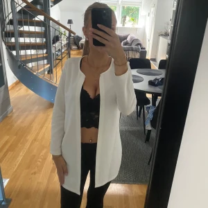 Vit kofta/ kavaj  - Använt få gånger, väldigt bra skick 