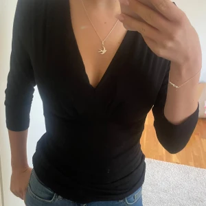 Svart tröja - Svart tröja köpt second hand, aldrig använt. Fint skick strlk S💗