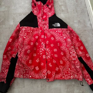 Supreme nothface jacka bandana röd - Unik jacka av supreme och nothface som är i hyfsat skick.  Köp inte söker bud