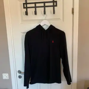 Ralph lauren hoodie svart simpel och snygg endast 699