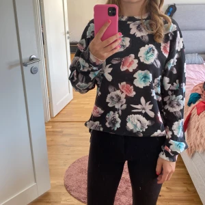 Blommig tröja  - Säljer denna fantastiska färgsprakande tröjan. Underbara färger!! Kika gärna på mina andra annonser, säljer mycket:) 