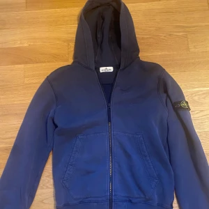 Stone Island zip hoodie - Säljer denna stone island zip hoodien pga att den inte kommer till användan, hoodien är använd men i väldigt bra skick 9/10. Storleken är 170