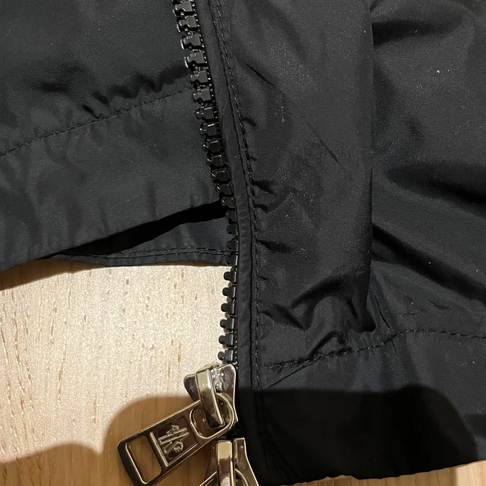 Hej säljer nu min Moncler Windbreaker eftersom jag inte har något behov utav den längre. Jackan är i perfekt skick utan några slags defekter. Pris går att diskutera ❗️❗️❗️. Jackor.