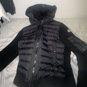 Moncler cardigan - Säljer nu min moncler cardigan storlek S eftersom att jag inte använder den längre (sjävklart är den äkta). Pris går självklart att diskutera.