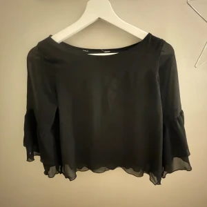 Fest blus från Hm storlek XS/S. - Säljer denna ur snygga fest blus från H&M.🍸🍸⭐️