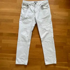 Vita (grädde) Nudie jeans, rak passform, storlek 32, nytt skick (pris kan diskuteras)