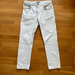 Vita jeans från Nudie Jeans - Vita (grädde) Nudie jeans, rak passform, storlek 32, nytt skick (pris kan diskuteras)