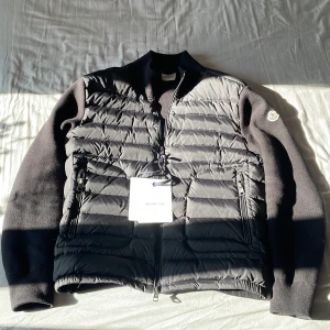 Moncler Cardigan  - Tja säljer nu min Moncler cardigan i storlek M som motsvarar storlek 2, den är i jättefint skick, Monclermärkets NFC funkar inte(övrigt inga defekter ), säljer den för att den nu är för liten för mig, skriv vid frågor eller funderingar 