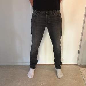 Endast testade, stretchigt material, slimfit. Han på bilden är 186 och väger 74-75