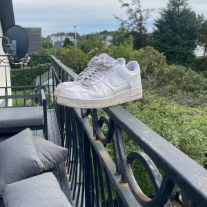 Air force 1 - Hej! Säljer mina Airforce 1 på grund av att dem är för små. Dem är använda men ganska fräscha. Pris kan diskuteras.