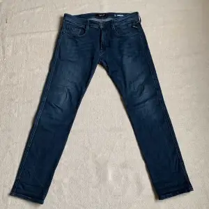 Säljer nu dessa feta replay jeans. Säljer eftersom dom är för små för mig. Skick 9/10. Liten fläck se bild 5. Bara att höra av sig om man vill ha fler bilder eller frågor💯