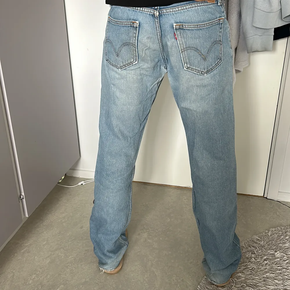 W/31 och L/34, använt skick, litet hål grenen men syns ej när man har dom på.. Jeans & Byxor.