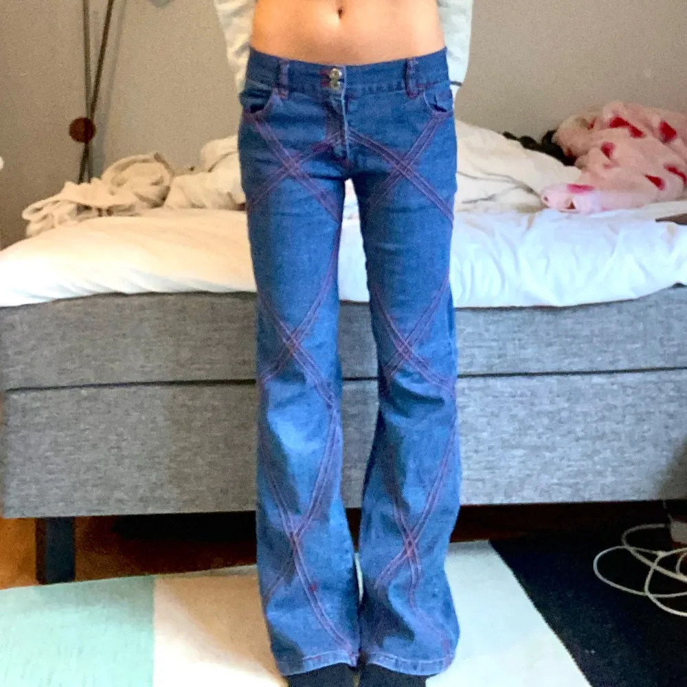 Jättecoola lågmidjade jeans❤️ midjemåttet är 39 cm och innerbenslängden 81 cm ungefär❤️. Jeans & Byxor.