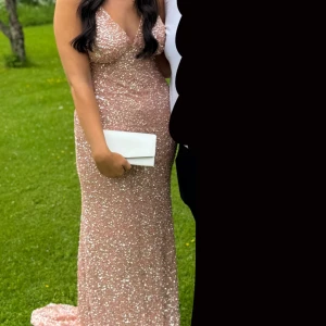 Balklänning dressroom - Säljer denna fina balklänning från Dressroom som endast är använd en gång. Klänningen är i storlek 34 1/2 (alltså mellan 34-36), är stretchig så passar även större storlek också. Super fin ”gammel” rosa/nude färgad😍🤩