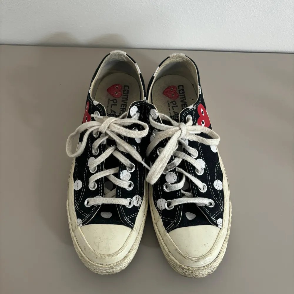 Säljer mina Comme Des Garcon Play x Converse skor med prickar på. Använda men ändå i bra skick. Nypris runt 1700 men säljer för 400kr🥰. Skor.