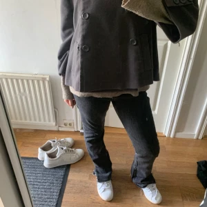 svarta jeans med slit - jeansen har slit och fyra knappar istället för dragkedja. jag har oftast 36/28/26 i jeans och de här passar mig galant 💕🍁🍂