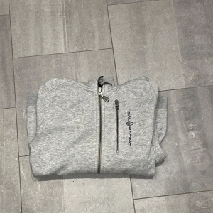 Zip hoodie från Sail Racing - Säljer denna jätteschysta zip hoodine. Relativt använd men i mycket bra skick. Nypris är 999kr.