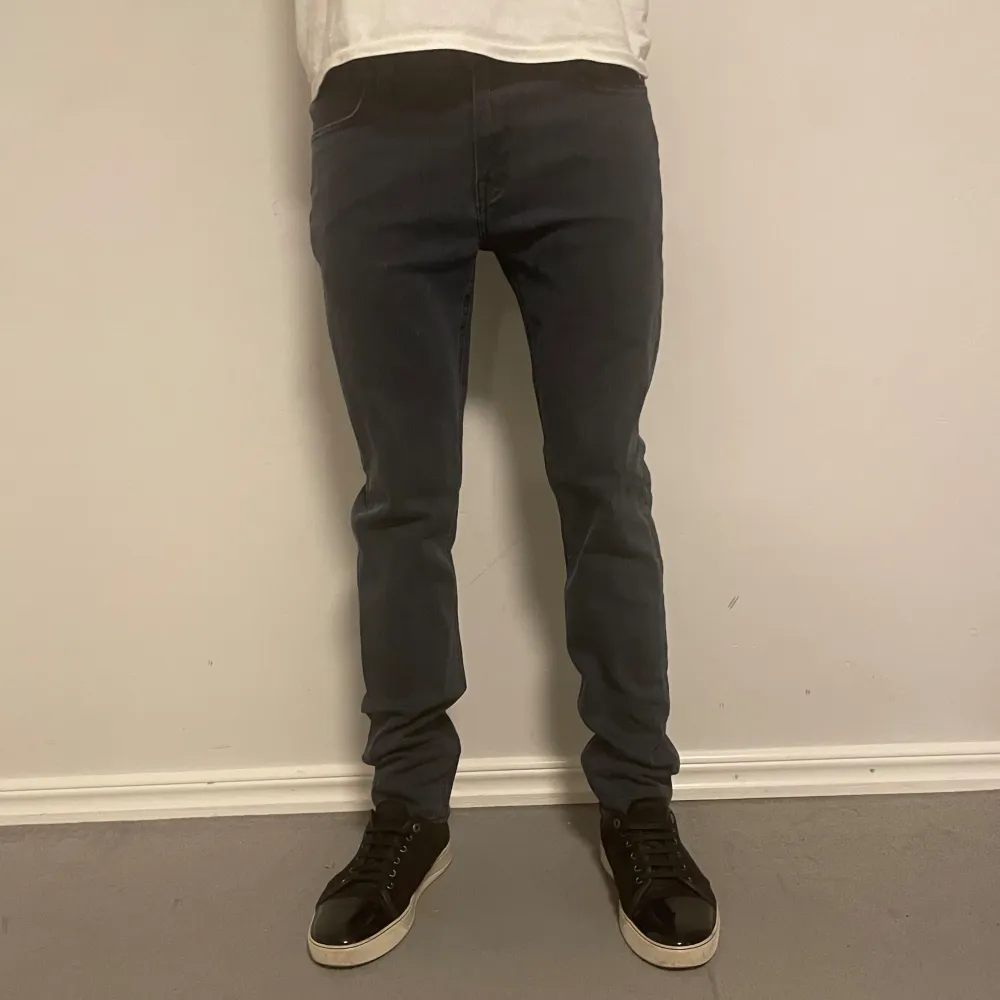 Hej! Säljer nu dessa super snygga Lee jeans. Modellen är 184 och väger 70kg. Jeansen är i toppskick 10/10. Hör av dig vid frågor!. Jeans & Byxor.