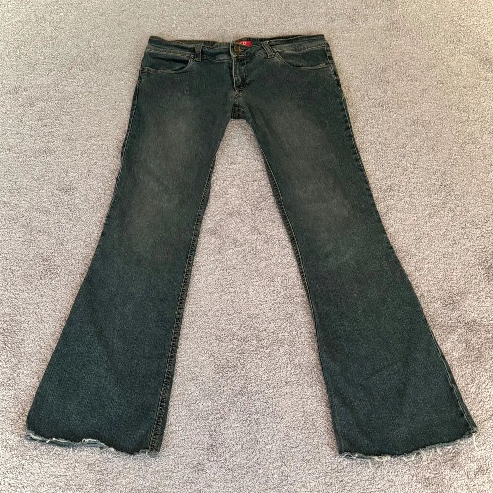 midja: 85 innerben: 80 🤍lågmidjade och bootcut jeans, vintage från hm 🤍 jag är 173cm & stl S/36/28 för referens 🤍 läs POLICY & FRAKT (i gillade inlägg) innan du skriver 🤍 använd gärna ”Köp” 🤍 . Jeans & Byxor.