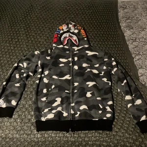 Bape Zip - Säljer gammal bape zip, kan gå ner i pris vid snabb affär, sänkt pris pågrund av att den har krympt är i storlek XL men passar som en S/M och jag har ej kvar kvittot