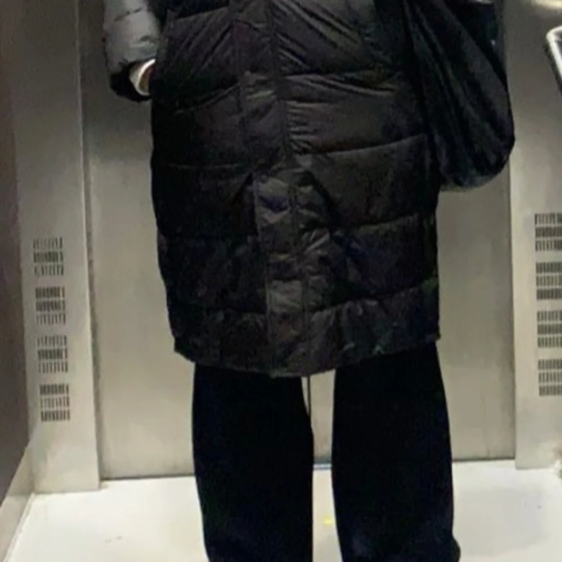 Lång svart vinterjacka - 92