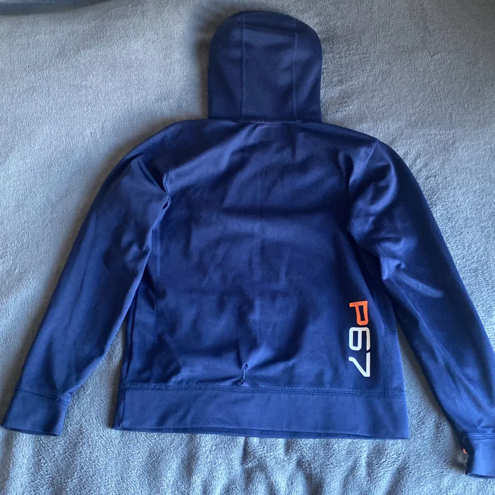 Polo sport Ralph lauren hoodie med tumm hål. Lite nopprig men syns knappt. Axelbrett är den 40cm och längd 52 cm då räknar jag utan huddins luva. Va hål på back sidan men är ihop sytt. Jag skulle att den är xxs/xs hoodie men det står L till barn.😁. Hoodies.