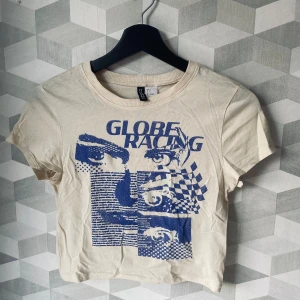 T-shirt med tryck - Fin T-shirt som ej kommer till användning då de inte riktigt är min stil!!