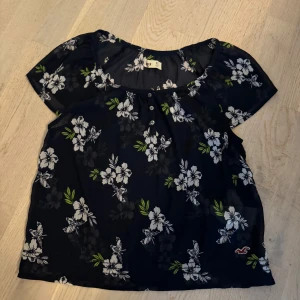Blommig topp från Hollister - lovely sheer top from Hollister. Navy blue colour. like new condition. 