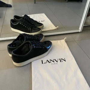 Lanvins - Säljer nu dessa fräscha och väldigt simpla Svart/vita lanvins. Skorna är i bra skick och glansen skiner fint. Säljer dessa för endast 2099!! Skriv gärna vid funderingar 