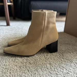 Flattered Riley - Klackhöjd: 60 mm Handgjord i: Elda, Spanien Yttermaterial: Ko (Bos Taurus) ***unuse***  Innermaterial: Getläder (Capra Hircus) Yttersula: Thunit (gummi) Skolåda: Återvunnet papper, inget lim eller färgämnen, vattenbaserat bläck Dustbag: Bomull