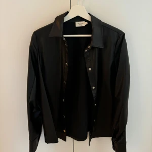 Skinnjacka - En tunnare skinnjacka med knappar. Jackan är från misslisibell x nakd. Knappt använd och i gott skick!