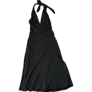 Prickig halterneck klänning - Prickig halterneck klänning, midilängd, stretchig. Står ingen storlek men skulle säga S-M/36-38. 🖤